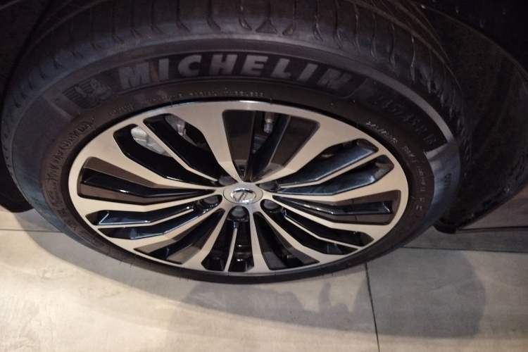 Used Volvo S90 New Energy 2025 Plug-in Hybrid Four-Wheel Drive Long-Range Zhiyi Luxury Edition Left Front Wheel Hub