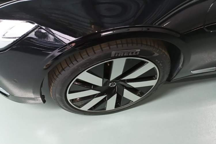 Used Volvo S90 New Energy 2025 Plug-in Hybrid Four-Wheel Drive Long-Range Luxury Smart Edition Left Front Wheel Hub