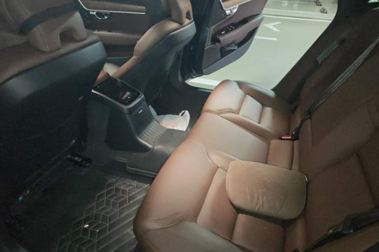 Used Volvo S90 New Energy 2025 Plug-in Hybrid Four-Wheel Drive Long-Range Zhiyi Luxury Edition Left Rear Seat