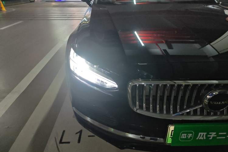 Used Volvo S90 New Energy 2025 Plug-in Hybrid Four-Wheel Drive Long-Range Zhiyi Luxury Edition Right Front Headlight