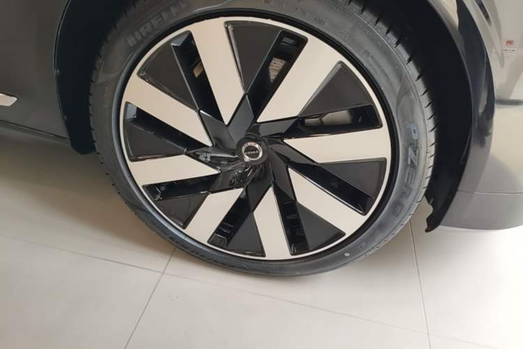 Used Volvo S90 New Energy 2025 Plug-in Hybrid Four-Wheel Drive Long-Range Luxury Smart Edition Right Front Wheel Hub