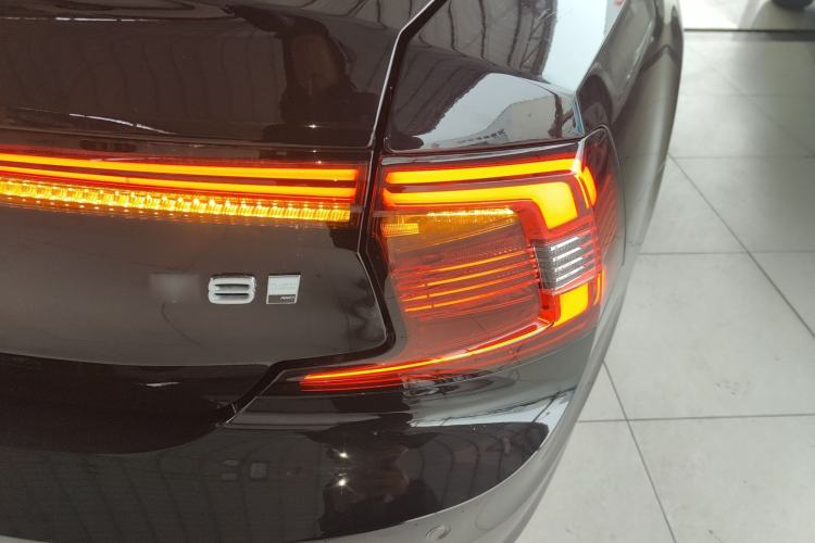 Used Volvo S90 New Energy 2025 Plug-in Hybrid Four-Wheel Drive Long-Range Zhiyi Luxury Edition Right Rear Taillight