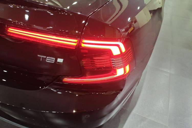 Used Volvo S90 New Energy 2025 Plug-in Hybrid Four-Wheel Drive Long-Range Zhiyi Luxury Edition Right Rear Taillight