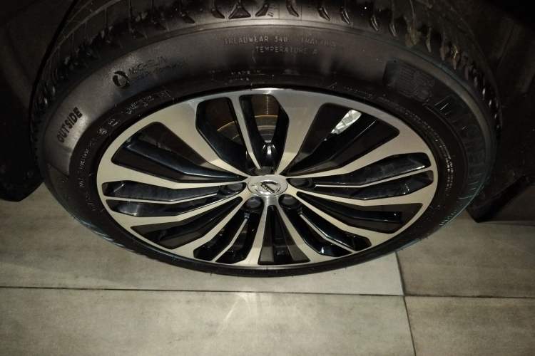 Used Volvo S90 New Energy 2025 Plug-in Hybrid Four-Wheel Drive Long-Range Zhiyi Luxury Edition Right Rear Wheel Hub