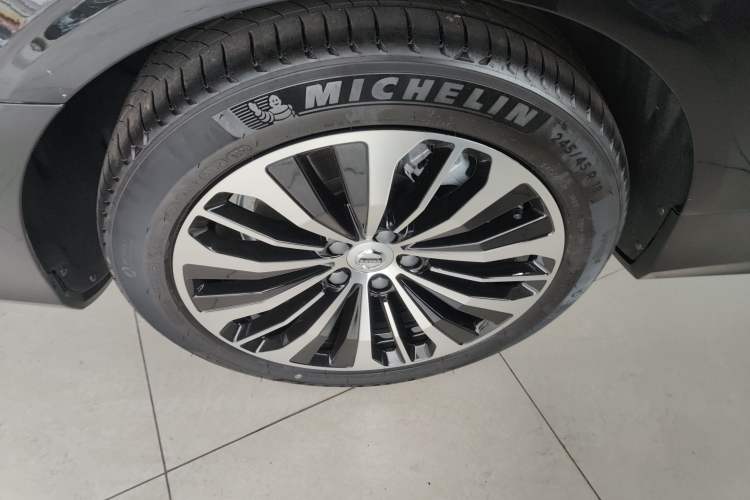 Used Volvo S90 New Energy 2025 Plug-in Hybrid Four-Wheel Drive Long-Range Zhiyi Luxury Edition Right Rear Wheel Hub