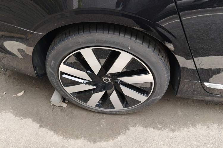 Used Volvo S90 New Energy 2025 Plug-in Hybrid Four-Wheel Drive Long-Range Luxury Smart Edition Right Rear Wheel Hub