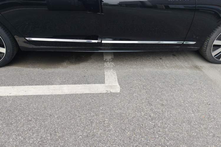 Used Volvo S90 New Energy 2025 Plug-in Hybrid Four-Wheel Drive Long-Range Luxury Smart Edition Right Side Sill