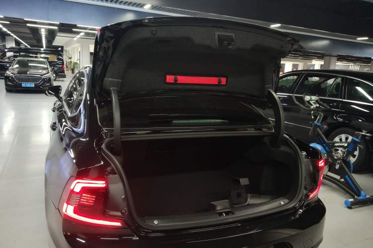 Used Volvo S90 New Energy 2025 Plug-in Hybrid Four-Wheel Drive Long-Range Zhiyi Luxury Edition Trunk