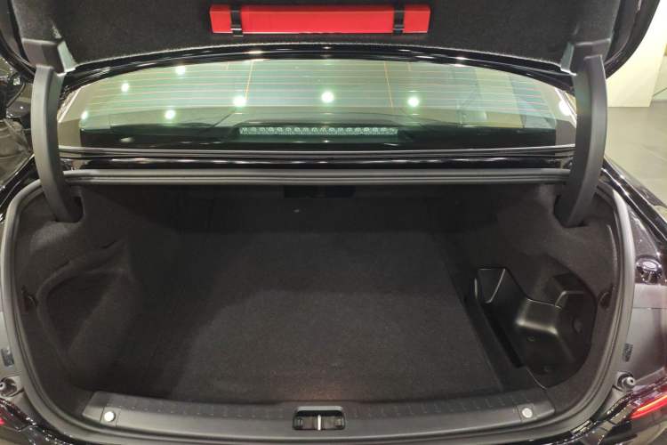 Used Volvo S90 New Energy 2025 Plug-in Hybrid Four-Wheel Drive Long-Range Zhiyi Luxury Edition Trunk