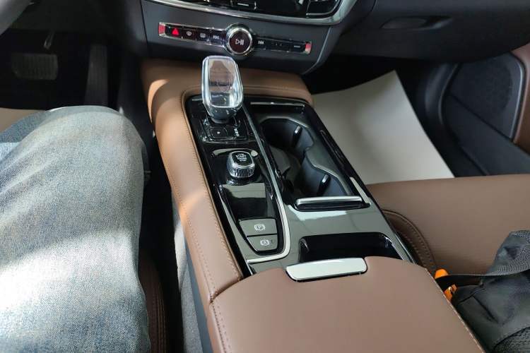 Used Volvo S90 New Energy 2025 Plug-in Hybrid Four-Wheel Drive Long-Range Luxury Smart Edition Gear Lever