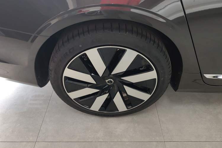 Used Volvo S90 New Energy 2025 Plug-in Hybrid Four-Wheel Drive Long-Range Luxury Smart Edition Right Rear Wheel Hub