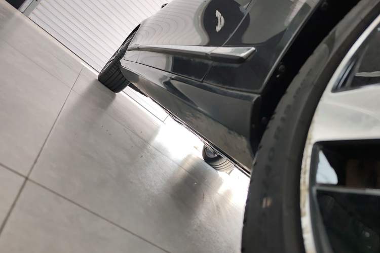 Used Volvo S90 New Energy 2025 Plug-in Hybrid Four-Wheel Drive Long-Range Luxury Smart Edition Right Side Sill