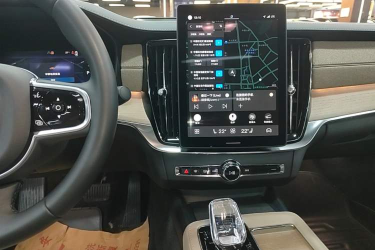 Used Volvo S90 New Energy 2026 Plug-in Hybrid Four-Wheel Drive Long-Range Luxury Smart Edition Audio And AC Panel