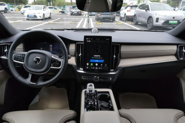 Used Volvo S90 New Energy 2026 Plug-in Hybrid Four-Wheel Drive Long-Range Luxury Smart Edition Center Console