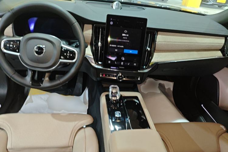 Used Volvo S90 New Energy 2026 Plug-in Hybrid Four-Wheel Drive Long-Range Luxury Smart Edition Center Console