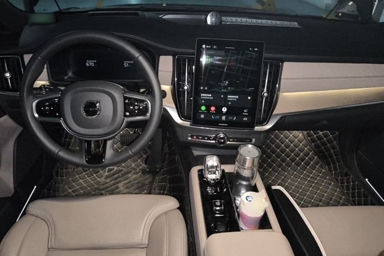 Used Volvo S90 New Energy 2026 Plug-in Hybrid Four-Wheel Drive Long-Range Luxury Smart Edition Center Console