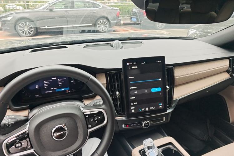 Used Volvo S90 New Energy 2026 Plug-in Hybrid Four-Wheel Drive Long-Range Luxury Smart Edition Center Console