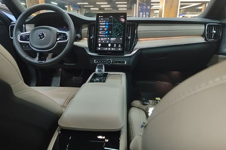 Used Volvo S90 New Energy 2026 Plug-in Hybrid Four-Wheel Drive Long-Range Luxury Smart Edition Center Console