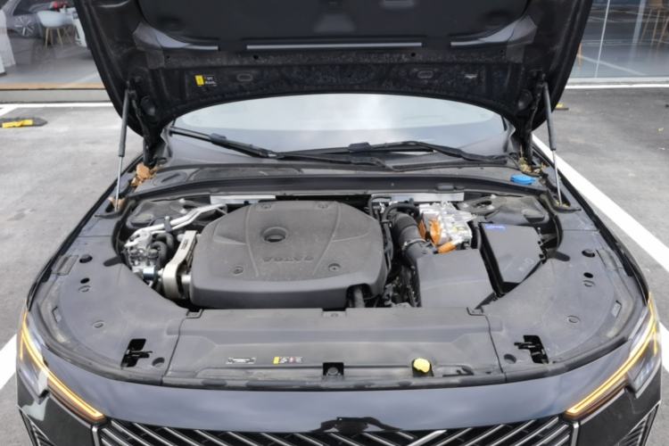 Used Volvo S90 New Energy 2026 Plug-in Hybrid Four-Wheel Drive Long-Range Luxury Smart Edition Engine Bay