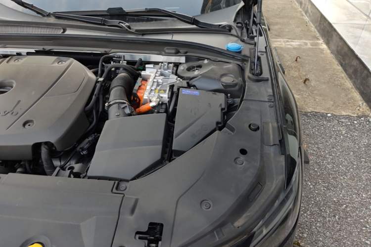 Used Volvo S90 New Energy 2026 Plug-in Hybrid Four-Wheel Drive Long-Range Luxury Smart Edition Engine Bay Left