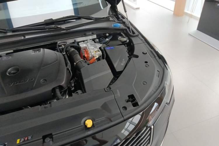 Used Volvo S90 New Energy 2026 Plug-in Hybrid Four-Wheel Drive Long-Range Luxury Smart Edition Engine Bay Left
