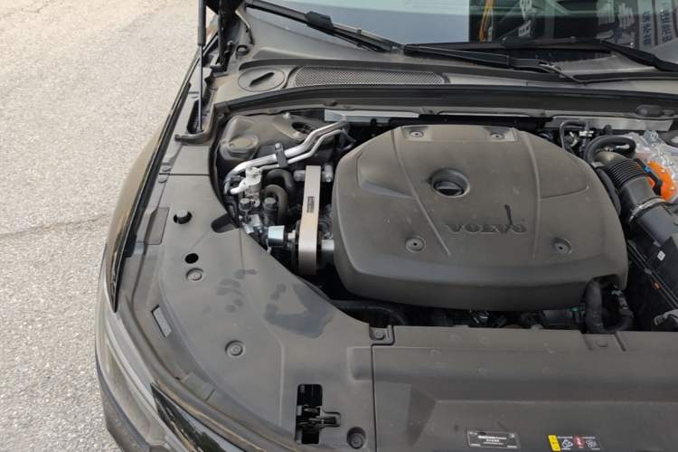 Used Volvo S90 New Energy 2026 Plug-in Hybrid Four-Wheel Drive Long-Range Luxury Smart Edition Engine Bay Right