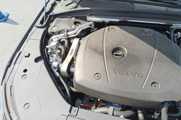 Used Volvo S90 New Energy 2026 Plug-in Hybrid Four-Wheel Drive Long-Range Luxury Smart Edition Engine Bay Right