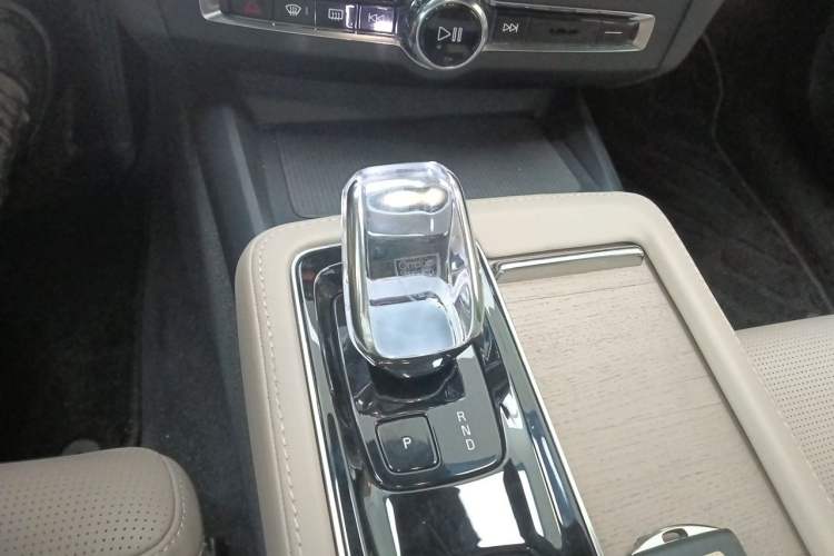Used Volvo S90 New Energy 2026 Plug-in Hybrid Four-Wheel Drive Long-Range Luxury Smart Edition Gear Lever