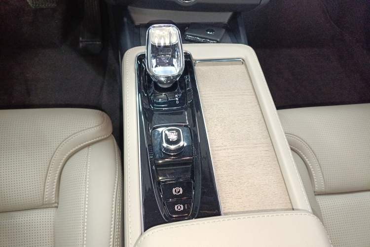 Used Volvo S90 New Energy 2026 Plug-in Hybrid Four-Wheel Drive Long-Range Luxury Smart Edition Gear Lever