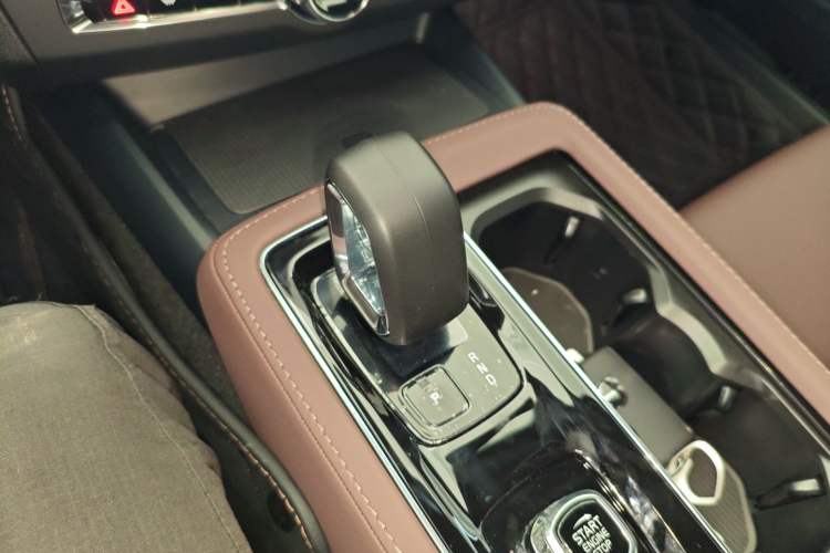 Used Volvo S90 New Energy 2026 Plug-in Hybrid Four-Wheel Drive Long-Range Zhiyi Luxury Edition Gear Lever