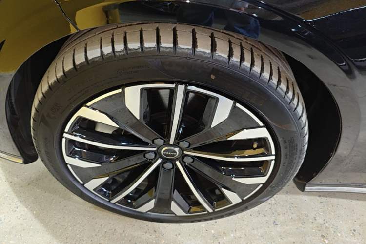 Used Volvo S90 New Energy 2026 Plug-in Hybrid Four-Wheel Drive Long-Range Luxury Smart Edition Left Front Wheel Hub