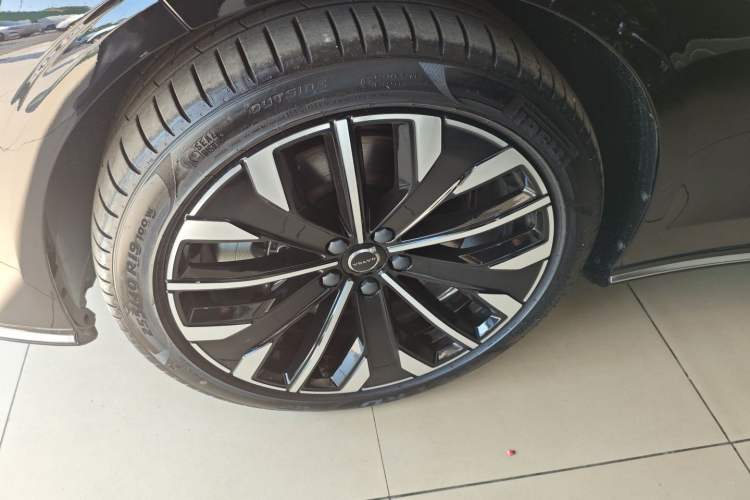 Used Volvo S90 New Energy 2026 Plug-in Hybrid Four-Wheel Drive Long-Range Zhiyi Luxury Edition Left Front Wheel Hub
