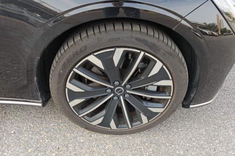 Used Volvo S90 New Energy 2026 Plug-in Hybrid Four-Wheel Drive Long-Range Luxury Smart Edition Right Front Wheel Hub