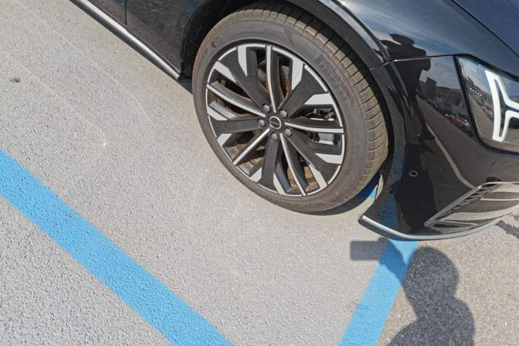 Used Volvo S90 New Energy 2026 Plug-in Hybrid Four-Wheel Drive Long-Range Luxury Smart Edition Right Front Wheel Hub