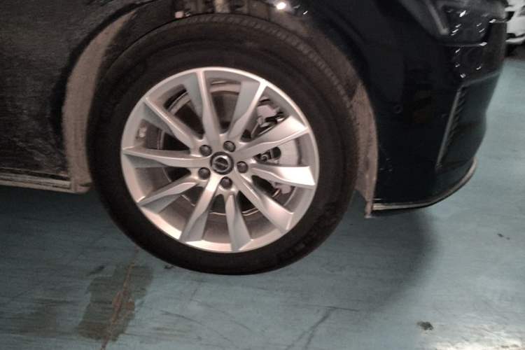 Used Volvo S90 New Energy 2026 Plug-in Hybrid Four-Wheel Drive Long-Range Luxury Smart Edition Right Front Wheel Hub