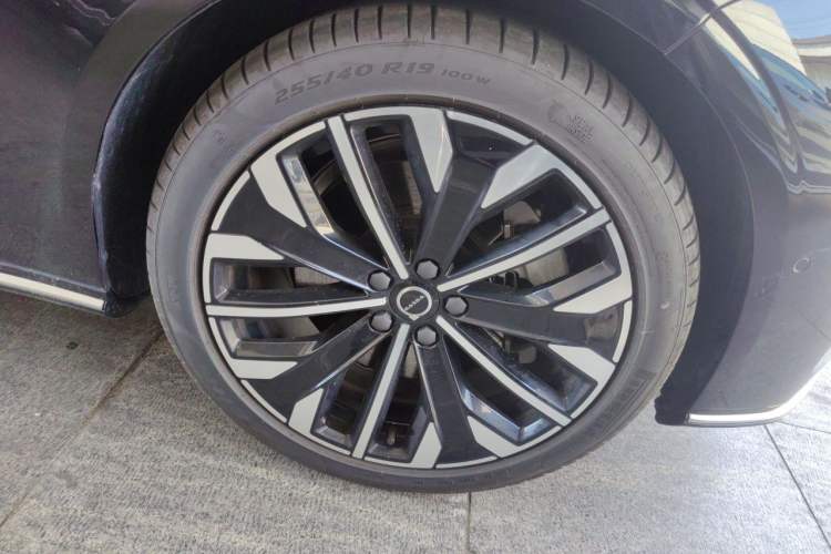 Used Volvo S90 New Energy 2026 Plug-in Hybrid Four-Wheel Drive Long-Range Luxury Smart Edition Right Front Wheel Hub