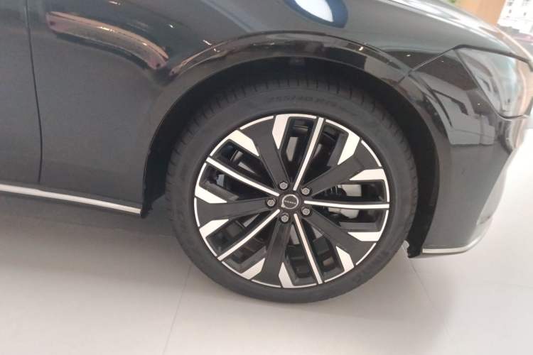 Used Volvo S90 New Energy 2026 Plug-in Hybrid Four-Wheel Drive Long-Range Luxury Smart Edition Right Front Wheel Hub