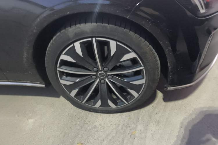 Used Volvo S90 New Energy 2026 Plug-in Hybrid Four-Wheel Drive Long-Range Zhiyuan Luxury Edition Right Front Wheel Hub