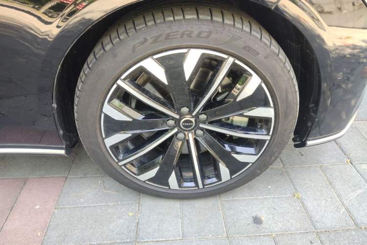 Used Volvo S90 New Energy 2026 Plug-in Hybrid Four-Wheel Drive Long-Range Luxury Smart Edition Right Front Wheel Hub