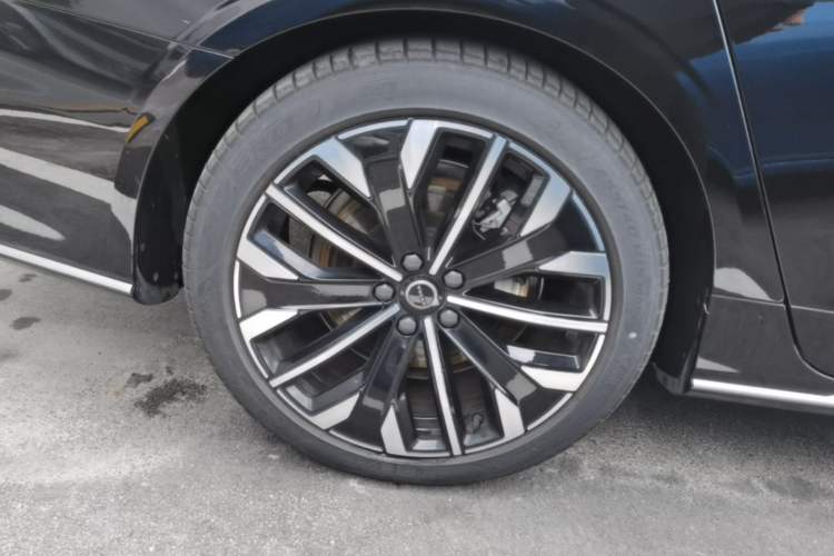 Used Volvo S90 New Energy 2026 Plug-in Hybrid Four-Wheel Drive Long-Range Luxury Smart Edition Right Rear Wheel Hub