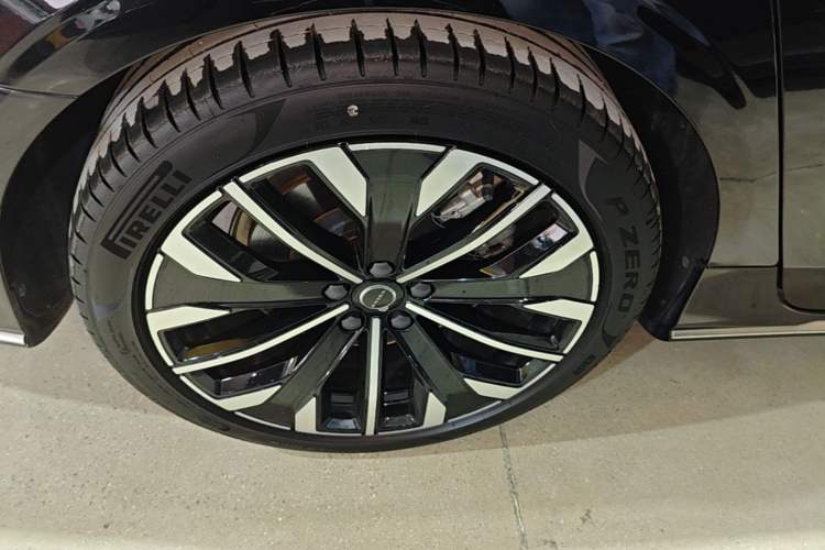 Used Volvo S90 New Energy 2026 Plug-in Hybrid Four-Wheel Drive Long-Range Luxury Smart Edition Right Rear Wheel Hub