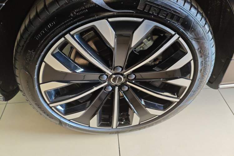 Used Volvo S90 New Energy 2026 Plug-in Hybrid Four-Wheel Drive Long-Range Zhiyi Luxury Edition Right Rear Wheel Hub