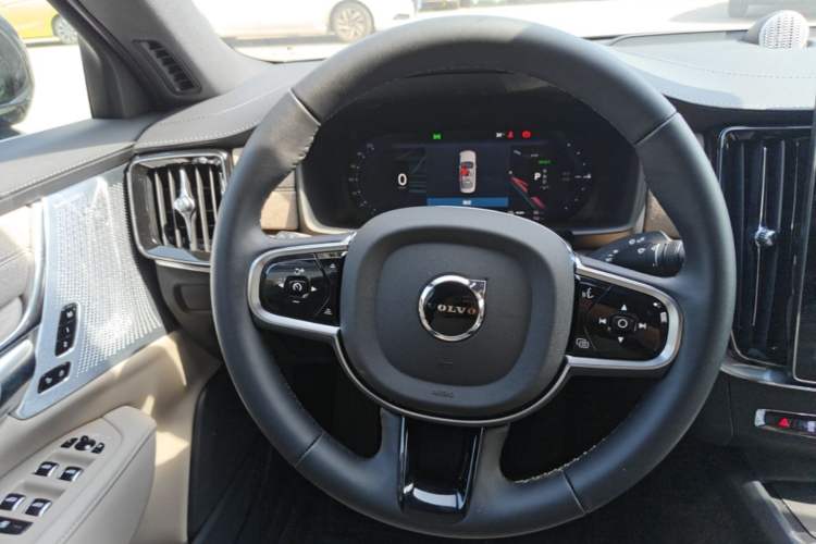 Used Volvo S90 New Energy 2026 Plug-in Hybrid Four-Wheel Drive Long-Range Luxury Smart Edition Steering Wheel