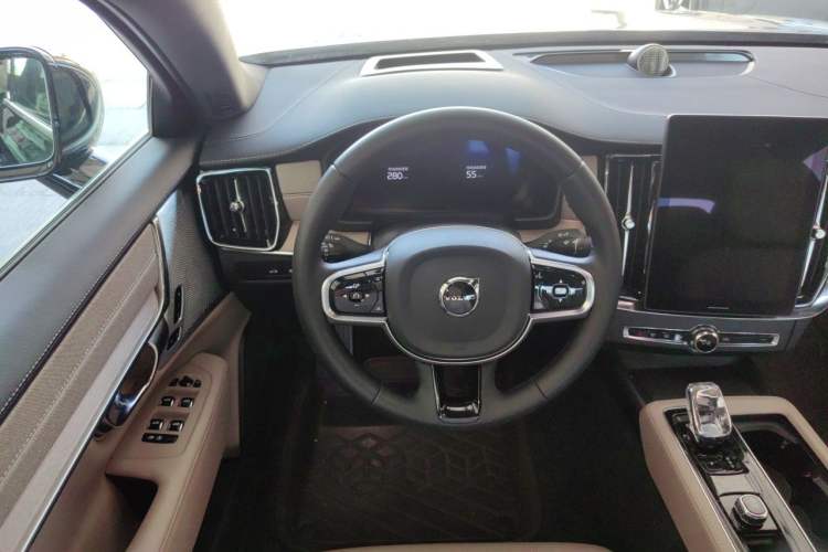 Used Volvo S90 New Energy 2026 Plug-in Hybrid Four-Wheel Drive Long-Range Luxury Smart Edition Steering Wheel