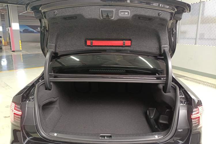Used Volvo S90 New Energy 2026 Plug-in Hybrid Four-Wheel Drive Long-Range Luxury Smart Edition Trunk