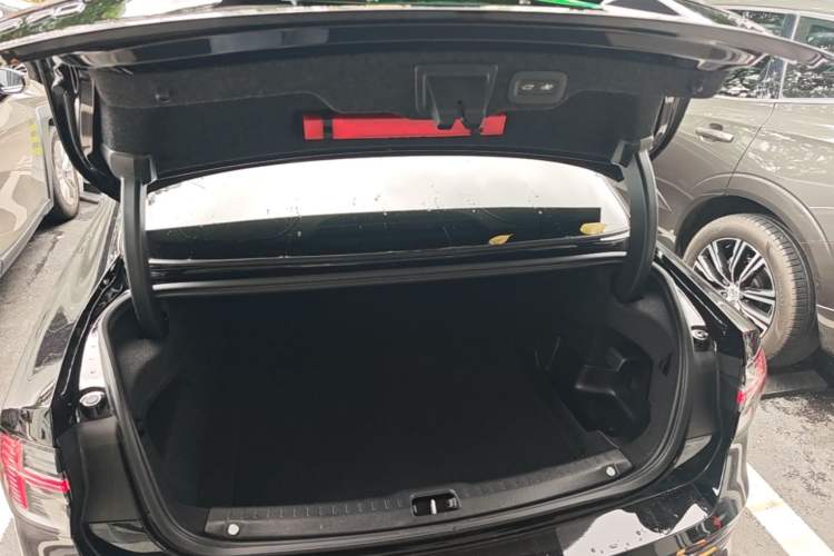 Used Volvo S90 New Energy 2026 Plug-in Hybrid Four-Wheel Drive Long-Range Luxury Smart Edition Trunk