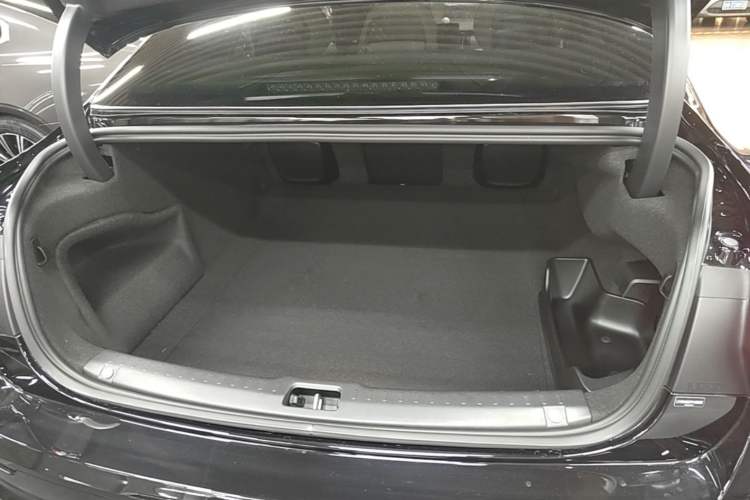 Used Volvo S90 New Energy 2026 Plug-in Hybrid Four-Wheel Drive Long-Range Luxury Smart Edition Trunk