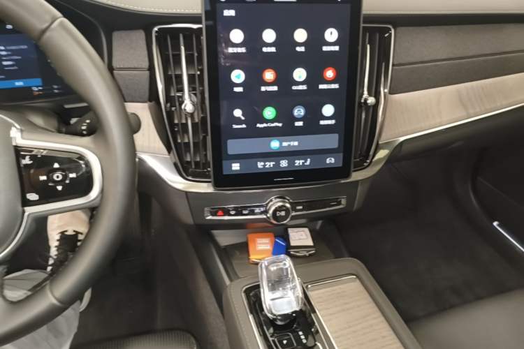 Used Volvo S90 New Energy 2026 Plug-in Hybrid Four-Wheel Drive Long-Range Luxury Smart Edition Audio And AC Panel