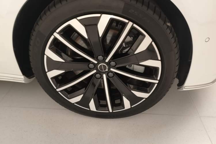 Used Volvo S90 New Energy 2026 Plug-in Hybrid Four-Wheel Drive Long-Range Luxury Smart Edition Right Front Wheel Hub