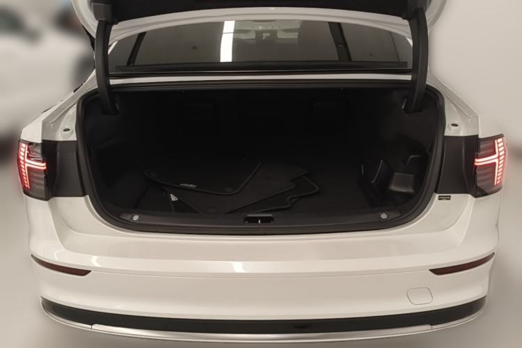 Used Volvo S90 New Energy 2026 Plug-in Hybrid Four-Wheel Drive Long-Range Luxury Smart Edition Trunk